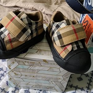 Burberry infant shoe size 2 comes with original bo